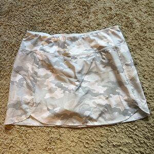 Avia White & Light Gray Camo Athletic Skort Size L (12-14)